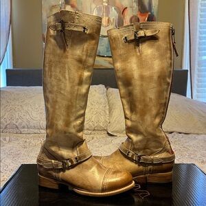 Freebird Roadie with red zippers size 9 NEW